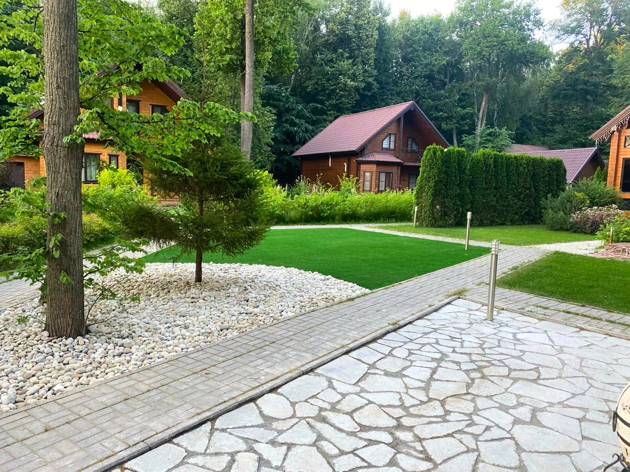 Газон и отсыпка камнем у леса — фото проекта
