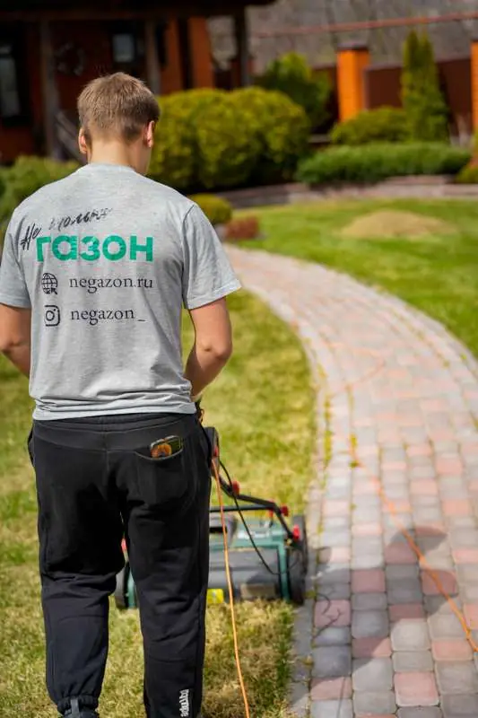 Бригада в фирменных футболках negazon.ru за работой